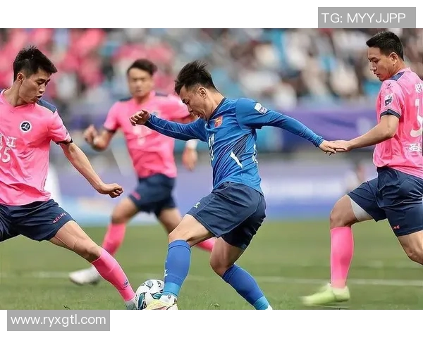 球星齐聚小场足球激情对决展现技术魅力与团队合作精神